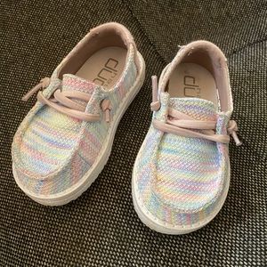 Hey Dudes. Kids size 6. Fits more like 5. Runs small.